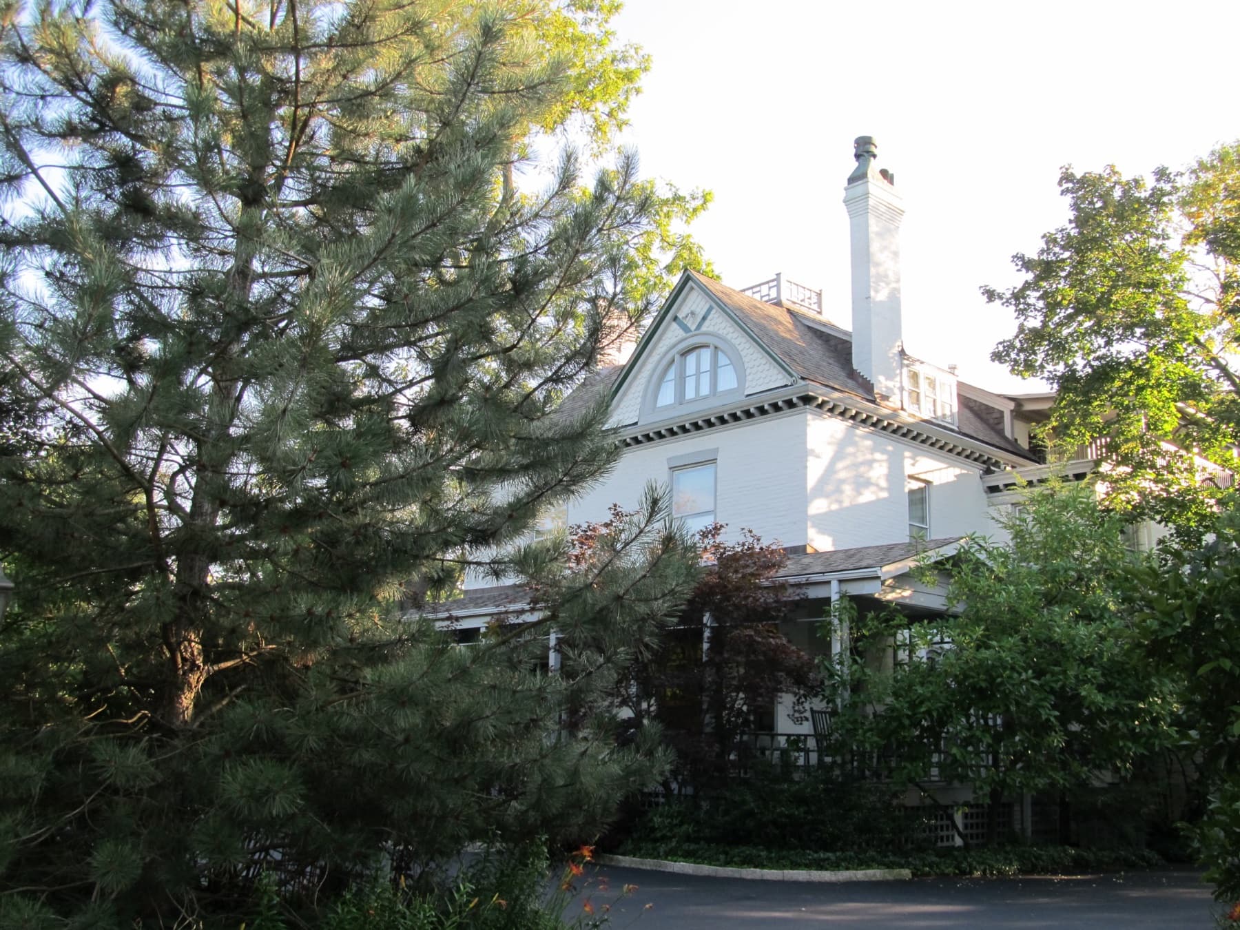 Winnetka, Illinois — Prestigious estates and tree-lined lanes.