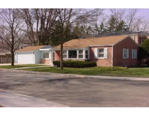 100 Lincoln, Glenview, IL — sold by Lena Bondar