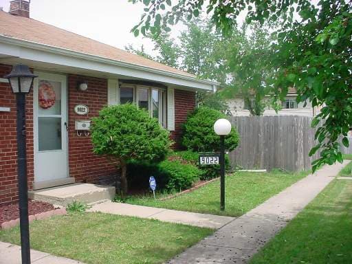 9022 Emerson #0000, Des Plaines, IL — sold by Lena Bondar