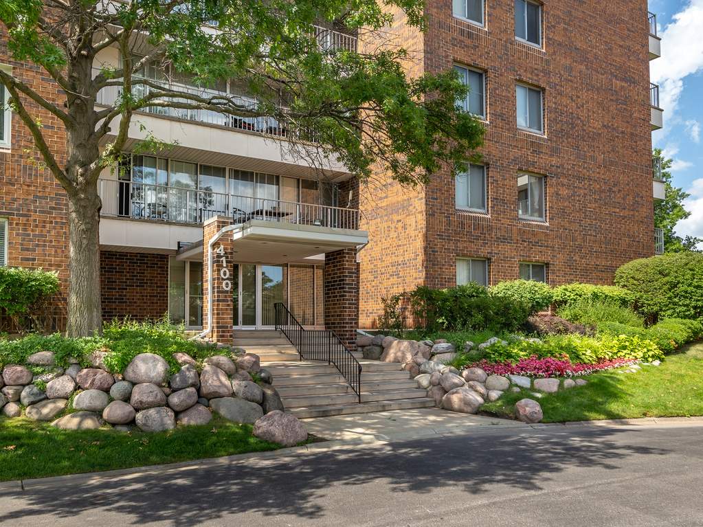 4100 Triumvera Drive #506B, Glenview, IL — sold by Lena Bondar